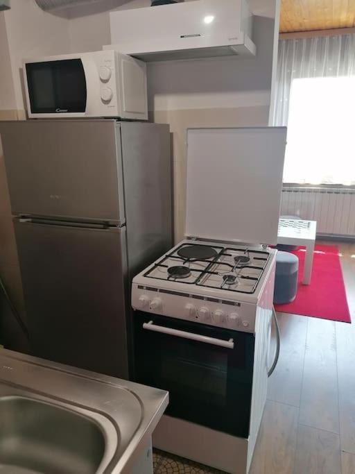 Cozy 1-Bdrm Apt In Dubec, Ideal For Work Or Study Sesvete Exterior foto