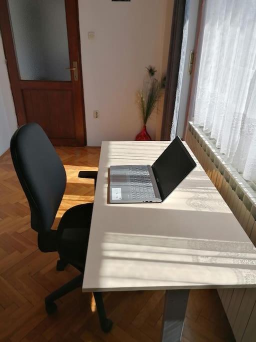 Cozy 1-Bdrm Apt In Dubec, Ideal For Work Or Study Sesvete Exterior foto